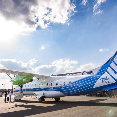 Die umgebaute Dornier 328-100 wird zum Test nachhaltiger Flugzeugtreibstoffe für die umweltverträglichere Luftfahrt der Zukunft eingesetzt. (Bild: DLR)