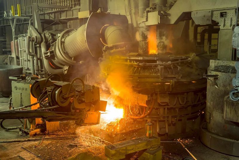Swiss Steel produziert seine Stahlprodukte im Elektrolichtbogenofen und setzt dafür sortenreinen Stahlschrott ein. Im Vergleich zur Verhüttung von Eisenerz fallen dabei deutlich weniger CO2-Emissionen je Tonne Rohstahl an. (Swiss Steel)