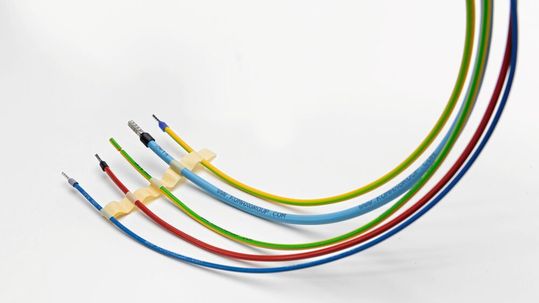 Integrierte Kennzeichnungstechnologie: Die beiden Leibinger Iqjet sind platzsparend und einfach zugänglich über eine praktische Schublade direkt in das Gehäuse der Zeta 620 G2 integriert(Bild:  Komax AG)