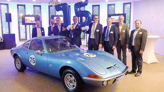 Die Vertreter der Landesverbände überreichten im hessischen Verbandshaus ihr gemeinsames Geschenk: Luftballons und einen Umschlag. (Bild: Zietz/»kfz-betrieb«)