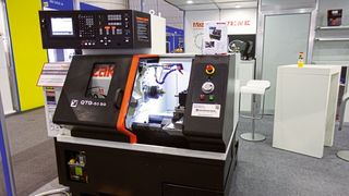 Le tour Mazak MAZAK QTG-50 SG est très compact avec sa motobroche de haute précision qui permet d'atteindre une circularité mesurée sur les pièces usinées inférieure à 0,0002 mm. (MSM)