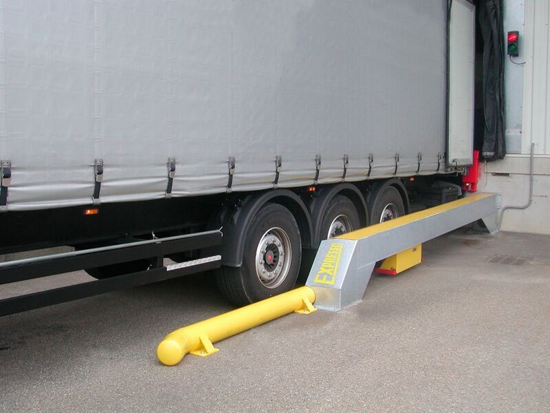 Die patentierte Lkw-Wegfahrsperre „Stop Trucks“ gewährleistet eine zuverlässige Blockade des Lkw an der Laderampe und verhindert sein Wegrollen. (Bild: Expresso)