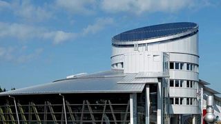 Bild 1: Die innovativ ausgerichtete Gebäudekonstruktion des Entwicklungszentrums wird überragt von einem Drehturm, auf dessen Dach eine Photovoltaik-Anlage installiert ist.   Bild: Wittenstein (Archiv: Vogel Business Media)