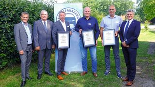 Gruppenbild mit den Geehrten: (v. l.) HGF Kurt-Christian Scheel, Präsident Karl-Heinz Bley, die Obermeister Thomas Schacht, Norbert Schmudlach und Volker Höfert sowie Geschäftsführer Christian Metje (Bild: VCG - Zietz)