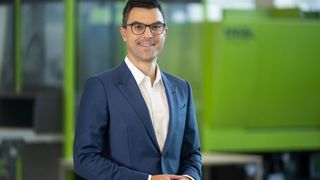 Derzeit läuft die K-Messe wieder in Düsseldorf. Die lässt sich auch Engel Austria nicht entgehen. Gleich am ersten Tag gab es einen Lagebericht. Der Engel-CEO Stefan Engleder kommentierte: „Unsere Stärke heißt Kundenmehrwehrt, nicht überdurchschnittliches Volumen!“ (Bild: Engel)