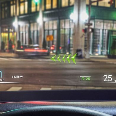 Die Windschutzscheibe als Projektionsfläche: Für die Umsetzung ist eine hochpräzise und latenzarme Systemarchitektur notwendig. Dafür müssen unterschiedliche Techniken nahtlos integriert werden. (Bild: Harman)