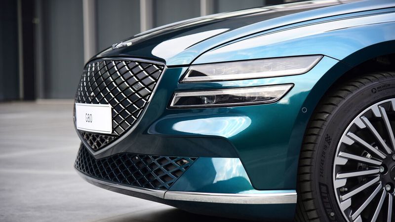 Die typischen zweigeteilten Scheinwerfer flankieren den Grill, der beim elektrischen G80 geschlossen ist. (Genesis)