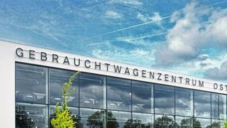 Mit dem Gebrauchtwagenzentrum Ostbayern hat die HW-Gruppe 2015 einen beeindruckenden Standort in Regensburg eröffnet. Das Unternehmen betreibt in der Stadt ansonsten ein BMW- und Mini-Autohaus. Dementsprechend liegt auch im Gebrauchtwagenzentrum der Schwerpunkt auf Fahrzeugen dieser beiden Marken. (Bild: HW-Gruppe)