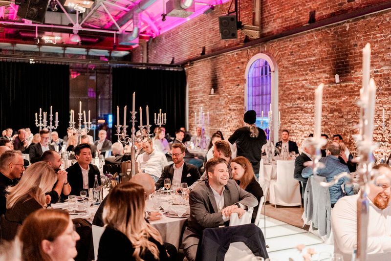 Markus Krebs brachte das Publikum mit seinen Ruhrpott-Witzen zum Lachen. (Bild: BenQ)