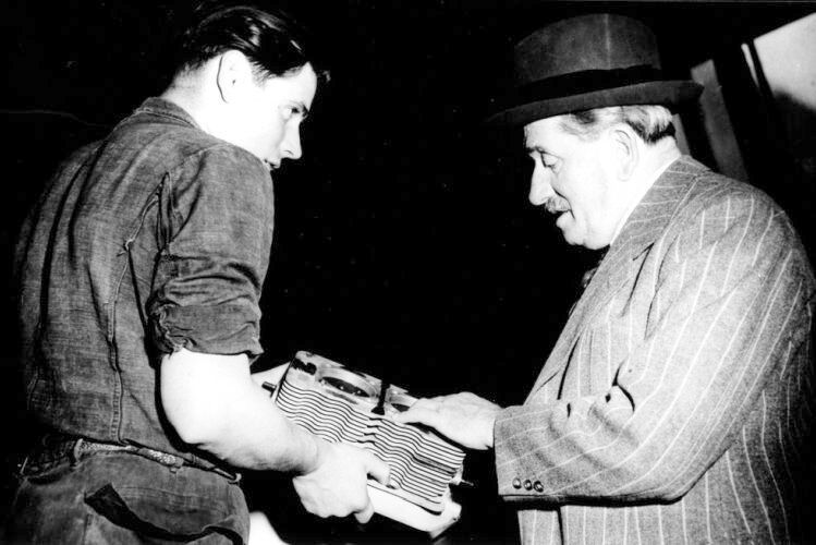 Im Dezember 1949 zeigt Herbert Linge Ferdinand Porsche den ersten in Stuttgart hergestellten Zylinderkopf, der für die frühen 356 produziert wurde. (Bild: Porsche AG)