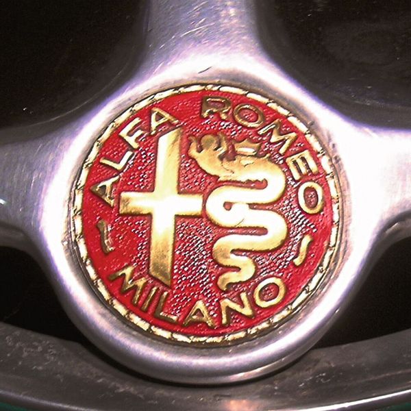 1945 gab sich das Logo schlichter. (Bild: Alfa Romeo)