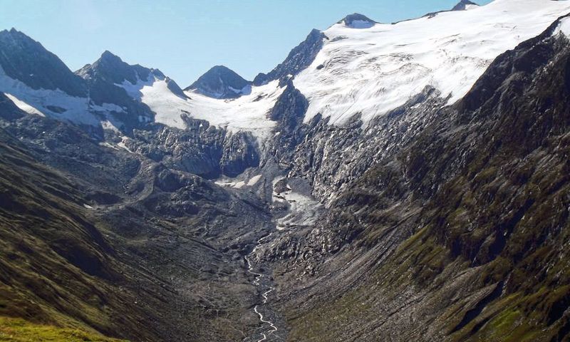 Am Rotmoosferner in den Ötztaler Alpen erforschen Mikrobiologinnen und -biologen um Ursula Peintner den Einfluss von Mikrobiom aus dem Gletschereis auf die Bodenentwicklung. (S.Flaischlen / CC BY-SA 4.0)