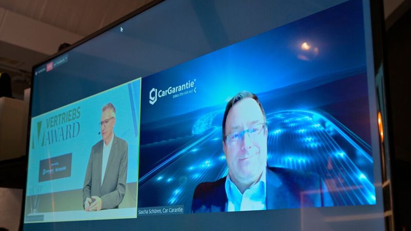 Jurymitglied Sascha Schüren, General Manager Deutschland, Car Garantie, gratulierte den Gewinnern. (Bild: J. Untch/Vogel Communications Group)