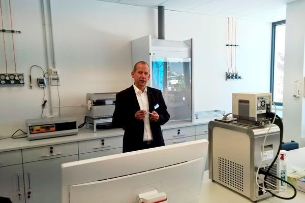 Aufgrund einer hocheffektiven Abgasreinigung sind auch Prüfungen von halogenhaltigen Kabel und Leitunge möglich. Die Tests werden in diesem Labor durchgeführt. (S. Häuslein/konstruktionspraxis)