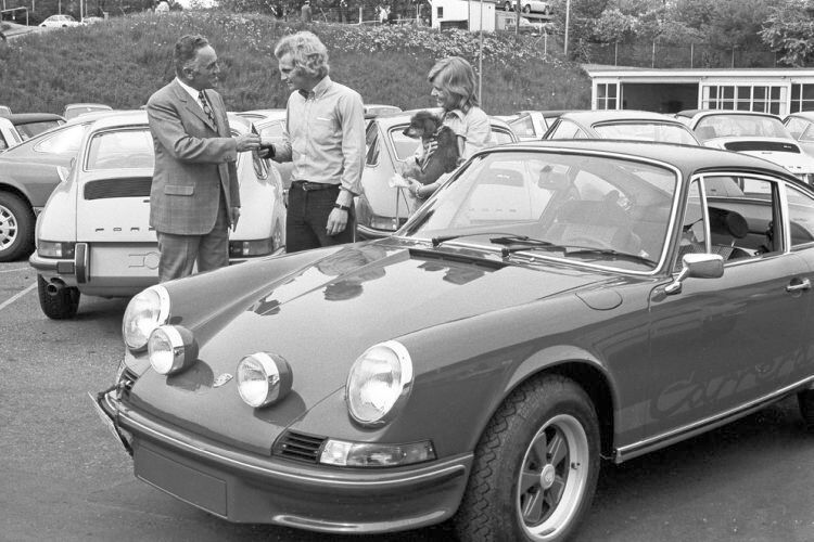 Natürlich schmückt sich auch ein Fahrzeughersteller gerne mit Prominenten. Im Bild Uli Hoeneß, wie er seinen 911 Carrera RS 2,7 Coupé, Modelljahr 1973, persönlich im Werk entgegennimmt. (Bild: Porsche AG)