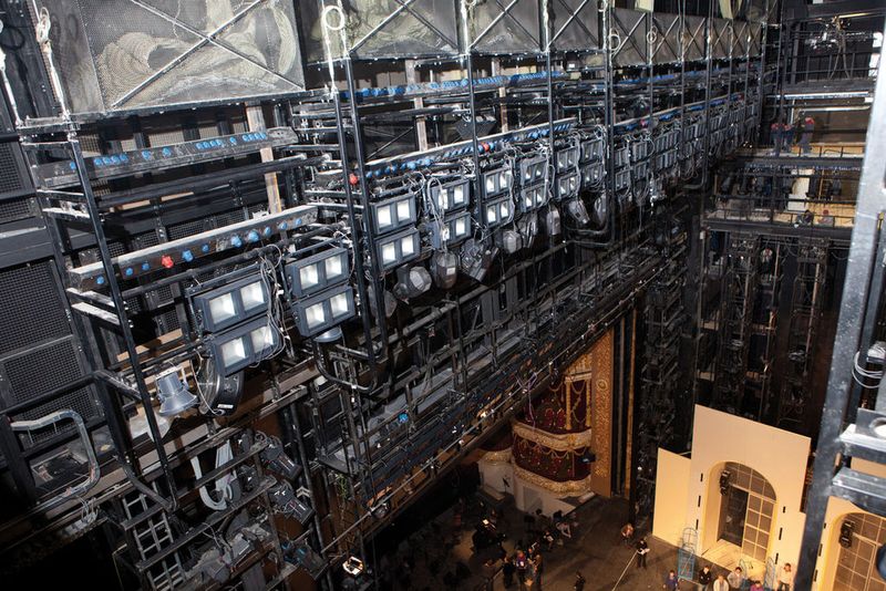 Hinter den Kulissen: Fünf vertikal verfahrbare Beleuchterbrücken mit mehrteiligen Beleuchtergestellen leuchten die Hauptbühne aus.  (Bild: Rexroth)