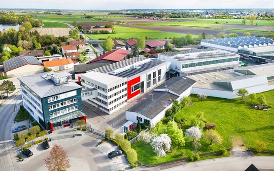 Der Blick auf den Grenzebach-Standort Hamlar. Dort wurde jetzt Unternehmensgeschichte geschrieben. Denn seit Kurzem gibt es zwei neue eigenständige Firmen unter diesem Dach. Die eine ist Spezialistin für die additive Fertigung, die andere für das Rührreibschweißen ...(Bild:  Grenzebach)