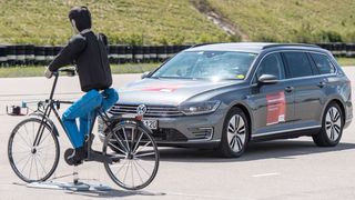 Sobald der Radar- oder Videosensor des Notbremssystems die drohende Kollision erkannt hat, dauert es mit dem elektromechanischen Bremskraftverstärker iBooster nur 190 Millisekunden – also weniger als zwei Wimpernschläge – bis die volle Bremsleistung aktiviert ist. (Bosch)