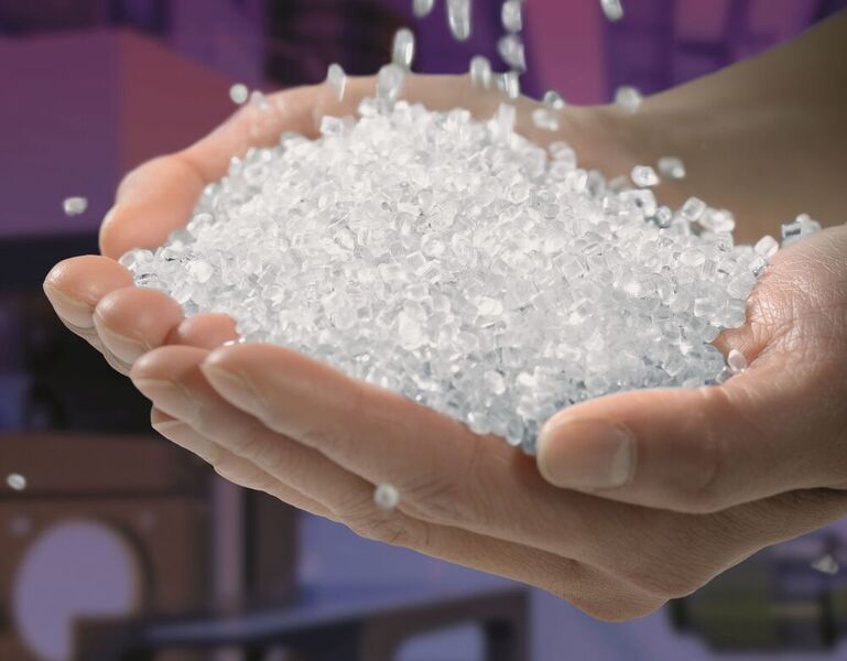 Das Makrolon Polycarbonat wird aus massenbilanzierten Bioabfällen und Reststoffen hergestellt. (Covestro)