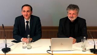 Blicken nach vorne: Nicolas Schweizer, Vorsitzender des ZVEI-Fachverbands PCB and Electronic Systems (links) und Christoph Stoppok, Bereichsleiter Components, Mobility & Systems, ZVEI e.V.
 (Johann Wiesböck)