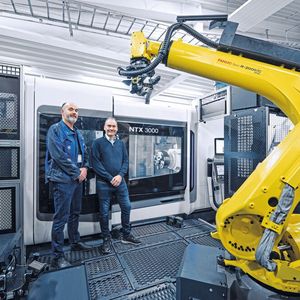 Magne Gøran Lyngstad (Vice President Process and Production Engineering) and Kjetil Hoem (Supervisor Investment Projects) in front of the Matrix cell with an NTX 3000.(Image: DMG Mori/Brunvoll)