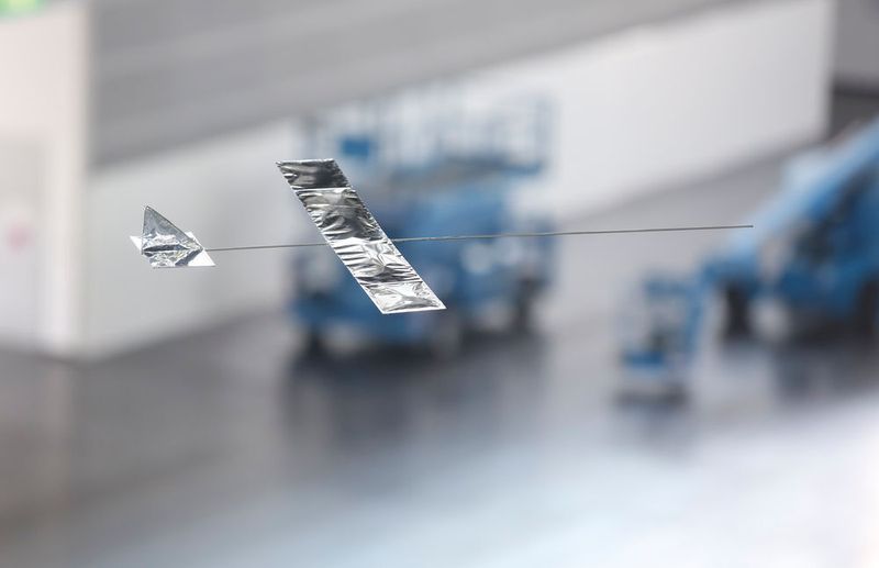 Rund 50 Studenten von fünf deutschen Universitäten verwandelten die Messehallen der Messe Düsseldorf in einen ungewöhnlichen Flughangar. Beim internationalen Wettbewerbs „Stahl fliegt“ brachten sie die unterschiedlichsten Flugobjekte aus Stahl zum Fliegen.  (Messe Düsseldorf)