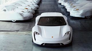 Stefan Weckbach: „Der Mission E verbindet Porsche-typisch Sportlichkeit und Alltagstauglichkeit und zeigt, wie wir uns die rein elektrische Zukunft der viertürigen Sportwagen vorstellen.“ (Porsche)