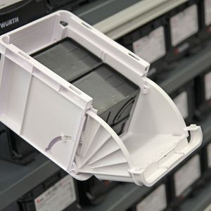 Sie sind kompatibel mit den bisherigen an VDA-Norm angelehnten Würth-Kleinladungsträgern W-KLT 2.0 und sollen die Arbeitsabläufe in der Produktion optimieren.(Bild:  Hofmann)