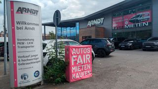 An der Düsseldorfer Automeile Höherweg ist Arndt prominent vertreten. (Bild: Simon – VCG)