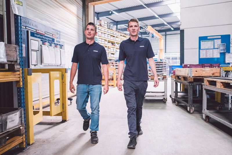 Matthias und Joachim Deeg führen das Familienunternehmen Roland Deeg in die Zukunft. Vom Konzept der Tru Laser Center 7030 sind die beiden begeistert. Joachim Deeg: „Das ist eine neue Generation von Maschine, die richtungsweisend ist.“ (Trumpf, Philipp Reinhard)