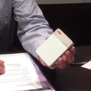 Klein aber viel Power. Das neue formschöne Kästchen enthält die komplette Systemsoftware und ersetzt USB-Stick  und DVDs.