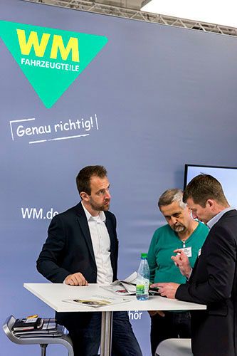 Der Großhändler Wessels + Müller informierte die Fachtagungsteilnehmer über sein Werkstattausstattungsprogramm. (Stefan Bausewein)