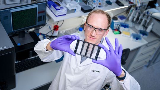 Gezielte Biologika entstehen mithilfe von Zellen. Philipp Höß sorgt bei Sanofi mit modernsten Technologien, digitalen Analyseverfahren und Automatisierung für die Entwicklung neuer Produktionsstämme. (Bild:  Thomas Lohnes/ Sanofi)