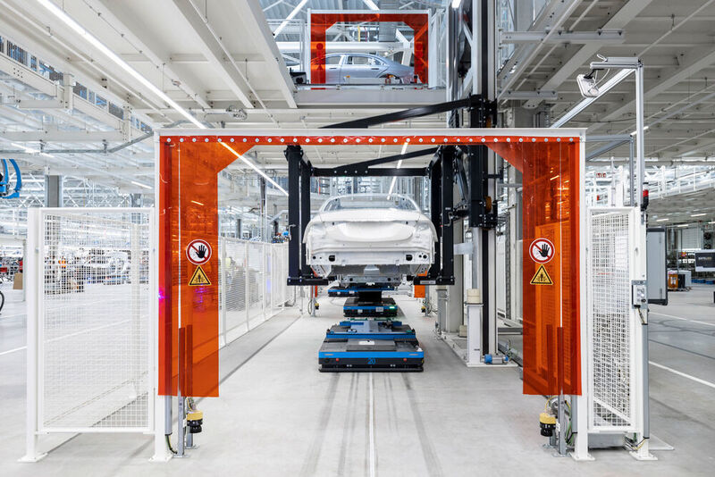 Maximale Flexibilität: In der Factory 56 von Mercedes-Benz in Sindelfingen bringen mehr als 400 fahrerlose Transportfahrzeuge (FTF) Antriebe, Karosserien und weiter Fahrzeugteile an ihren Bestimmungsort. (Mercedes-Benz)