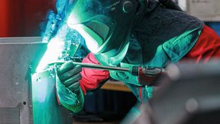 MIG-Lagenschweißen an einem Aluminium-Gehäuse. (Bild: Fronius)