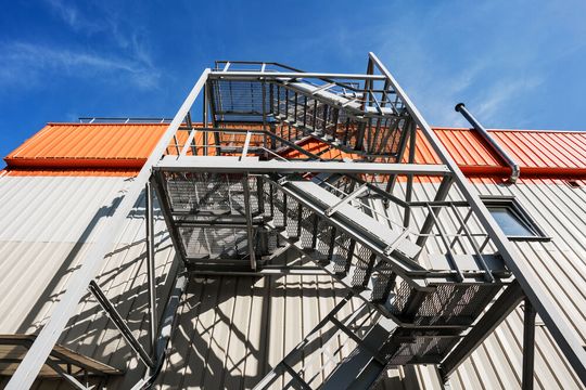 Wo steht geschrieben, dass Logistikimmobilien nur ebenerdig gut funktionieren? Mehrstöckige DC sind Lösungen im Kampf gegen Flächenknappheit und hohe Quadratmeterpreise.(Bild:  Bonsales - stock.adobe.com)