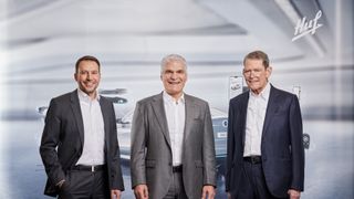 Der portugiesische Zulieferer Sodecia ist bei Huf eingestiegen (von links): Florian Gräf, stellvertretender Beiratsvorsitzender bei Huf, Rui Monteiro, Gesellschafter und CEO von Sodecia, Ulrich Hülsbeck, Beiratsvorsitzender bei Huf. (Bild: Huf Group)