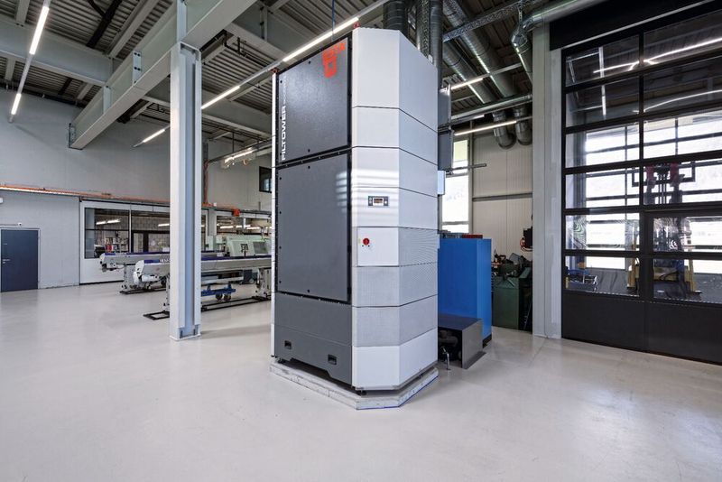 Kompakt und flexibel einsetzbar: Der Klimatower klimatisiert und filtert die Umgebungsluft in Fertigungshallen.  (Technorobot)
