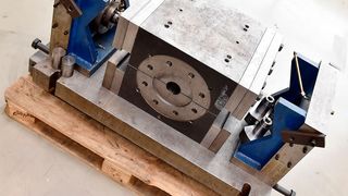 Mit dieser Innenhochdruck-Umformanlage wurden Umformversuche durchgeührt. (IPH)