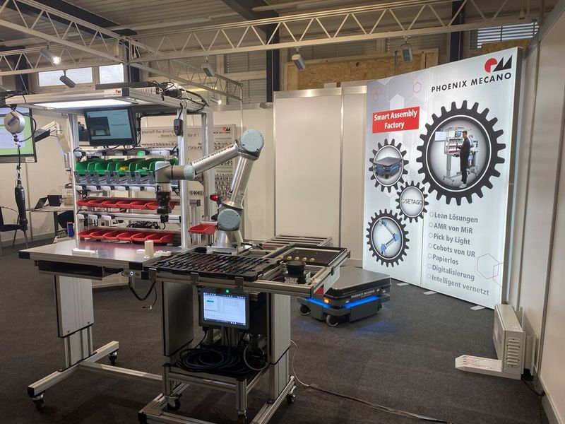 Cobots im Einsatz im Stand von Phoenix Mecano Komponenten AG (Bild: Anne Richer, SMM)