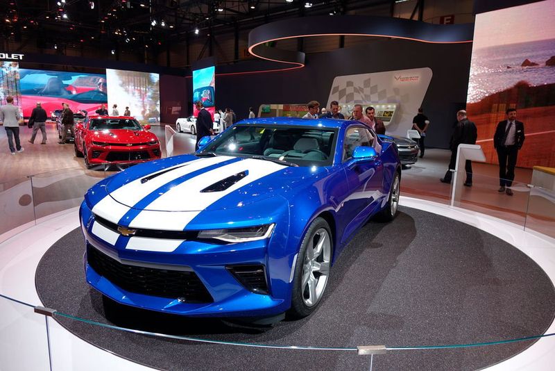 Zum 50.Geburtstag vertreibt Chevrolet die nunmehr sechste Modellreihe, die Anfang 2016 auf dem Automobilsalon in Genf ihre Premiere feierte. Wie der Vorgänger ist der Camaro wieder als Coupé und als Cabrio verfügbar. (Christian Otto/Automobil Industrie)