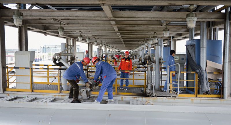 Effizienter Betrieb: Bis zu 40 Tanklastwagen können am Terminal in Panjin gleichzeitig mit Diesel befüllt werden. (Bild: Endress+Hauser)