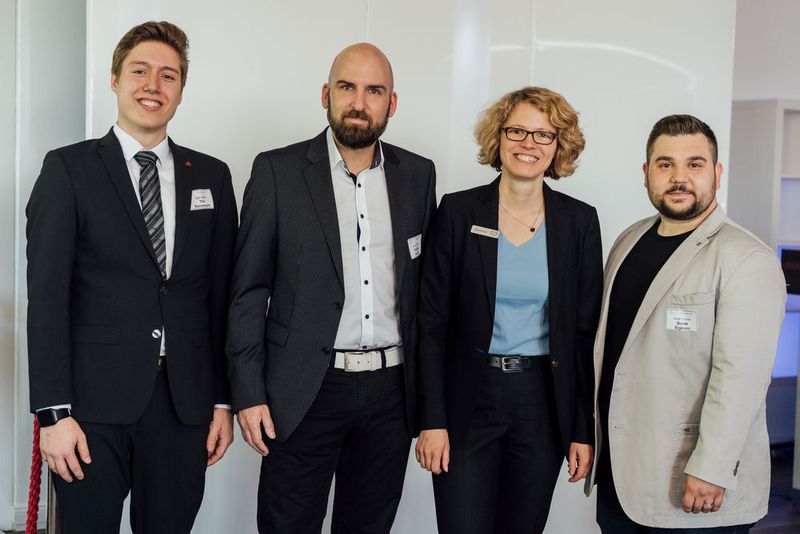 (v. l.) Tim Peinemann (C&P), Thorsten Feuring (SI-NET), Stephanie Pelch (C&P) und Burak Ergüven (SI-NET)  (dbc (deutschlands business-cloud))