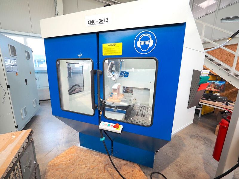 Auch im Einsatz bei Swissplast in Gotha ist die 5-Achs-CNC-Rundtisch-Fräse RT-F 1400 von HG Grimme Systech. Sie übernimmt die produktive Nacharbeit der kleineren Kunststoffteile. (Bild: Stephan F. Auch)