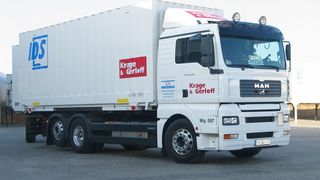 Für den Fenster- und Türenhersteller moderne bauelemente fahren jetzt die Lastwagen von Krage & Gerloff. (Archiv: Vogel Business Media)