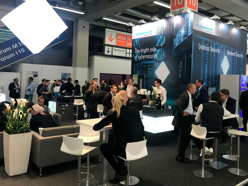 Rohde & Schwarz Cybersecurity  Als einer der größten deutschen Anbieter von IT-Sicherheitsprodukten hat sich Rohde & Schwarz Cybersecurity auf Lösungen für Desktop, Application und Cloud sowie Network und Mobile Security spezialisiert. Als besonderes Highlight stellt das Unternehmen auf der diesjährigen it-sa mit Trusted Gate eine spezielle Cloud-Security-Lösung vor, die in Office 365 integriert werden kann und die dort hinterlegten Daten vor Risiken wie Cyber-Angriffen oder Insider-Gefahren zu schützen vermag. Gewährleistet werden soll das durch ein neuartiges Virtualisierungsverfahren, das die Originaldokumente ohne deren sensitive Inhalte abbildet und berechtigten Nutzern die Arbeit an diesen Dokumenten ermöglicht. Auf diese Weise bleiben Angriffe auf die Azure Cloud erfolglos, da sich in ihr lediglich virtuelle Platzhalter der potentiellen Angriffsziele befinden.  Mehr Informationen unter www.rohde-schwarz.com/cybersecurity  (Bild: Vogel Communications Group)