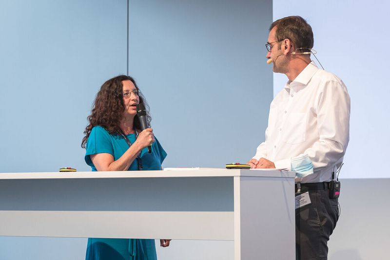 16. Anwenderkongress Steckverbinder: Der SPE-Tag am 4. Juli 2022 zog wieder viele interessierte Zuhörer an. Abgedeckt wurden fast alle Themen im Bereich Single Pair Ethernet vom Standard über das Marktpotenzial, Rückwärtskompatibilität, Schirmung, Messtechnik bis hin zum neuen Standard SPE M12 Hybrid. (Bild: Elektronikpraxis)