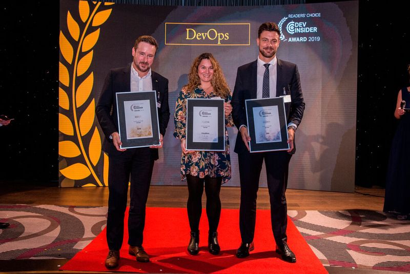 In der zweiten Kategorie DevOps freut sich Eva Franz über Platin für CloudBees, den goldenen IT-Award nimmt Mario Ester (l.) von SUSE entgegen, Silber greift sich Marius Merkel von IBM (r.). (Bild: artful rooms / VIT)