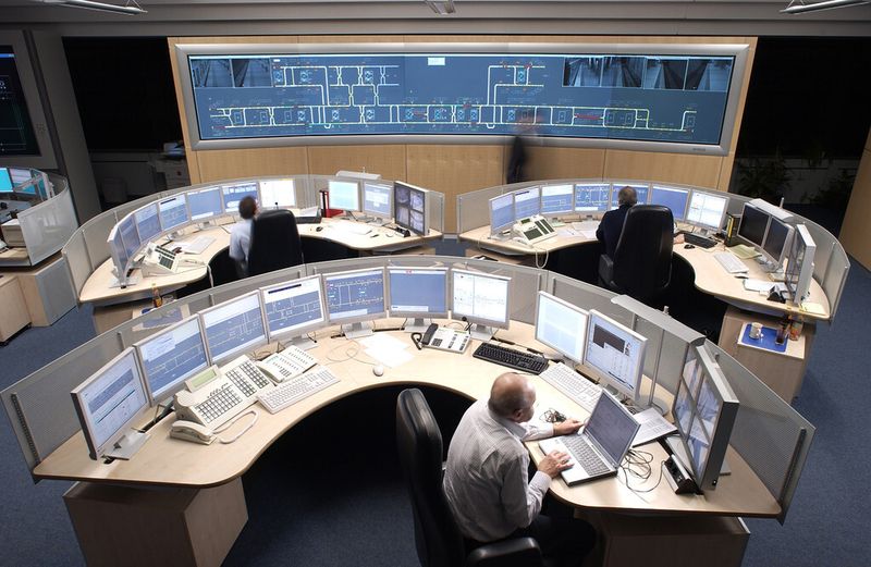 Die Bahnautomatisierungssparte von Siemens hat das Nürnberger U-Bahn-System zu einem fahrerlosen System modernisiert. Herzstück des automatisierten Fahrens ist die ATC-Technologie (Automatic Train Control). Sie besteht im Wesentlichen aus zwei Komponenten: der automatischen Zugsicherung und der automatischen Zugsteuerung. Beide Systeme stehen über Rechner entlang der Strecke ständig in Verbindung mit einem Hochleistungsrechner in der zentralen Service-Leitstelle der VAG. Dieser gleicht kontinuierlich Daten ab, die er von Fahrzeug und Strecke übermittelt bekommt. So ist die genaue Position jedes einzelnen Zuges zu jeder Zeit feststellbar – in Bruchteilen von Sekunden. (Siemens)