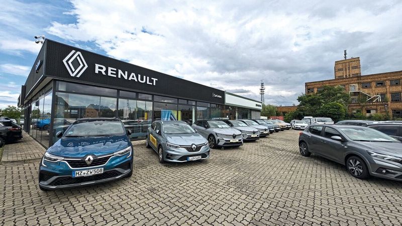 Car Union hat an einigen Betrieben CI-Umrüstungen vorgenommen, unter anderem in Halle (Bild). In Eisenach hat der Händler 2024 ein Toyota-Autohaus übernommen und will das Engagement mit der japanischen Marke weiter ausbauen. Außerdem hat Car Union Isuzu neu ins Portfolio aufgenommen. (Bild: Car Union)
